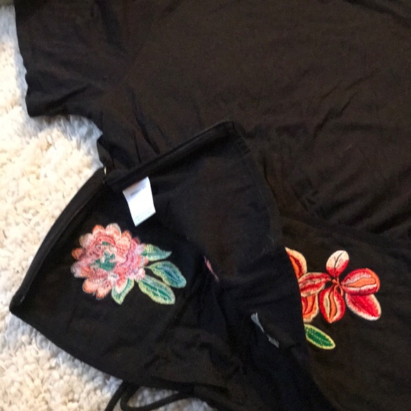 πΊHost PickπΊ Laced Up Embroidered Top - Picture 6 of 9